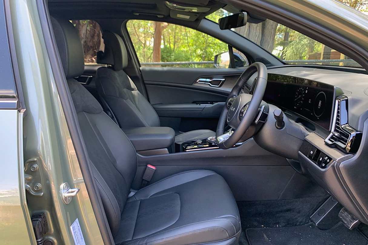 Kia Shortage has the nice stuff we’ve come to expect of high-spec Kias, like heated, cooled front seats and leather trim. (Image: Matt Campbell)